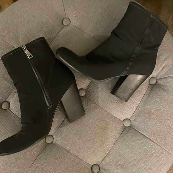 🔥SALE🔥PRADA SPORT zip up ankle bootie in black nylon featuring logo trim. 37 - Picture 6 of 10